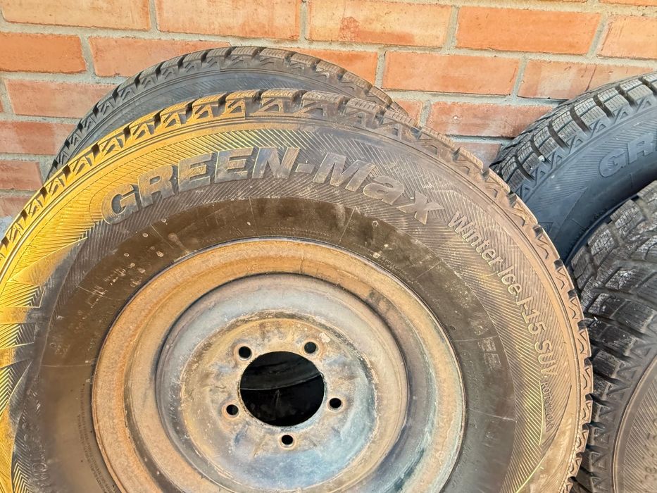 Продам Шины с лисками.