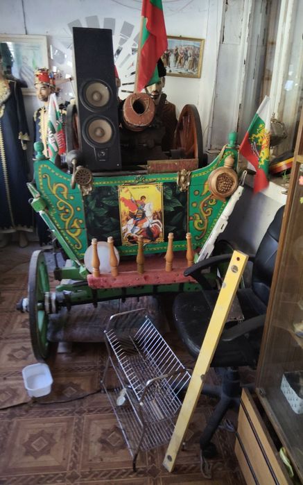 Продавам старинна каруца и старо немско колело