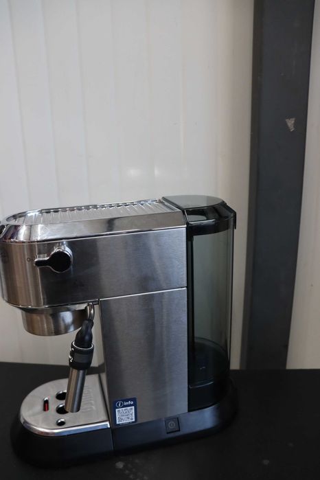 Кафемашина DeLonghi EC685.M DEDICA с една цедка