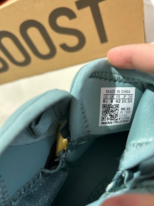 Yeezy Quantum noi cu eticheta