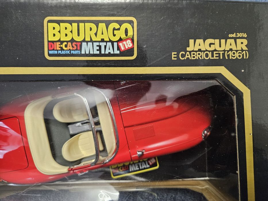 Macheta Die-cast Metal/Plastic Bburago scala 1:18 Jaguar E Cabriolet