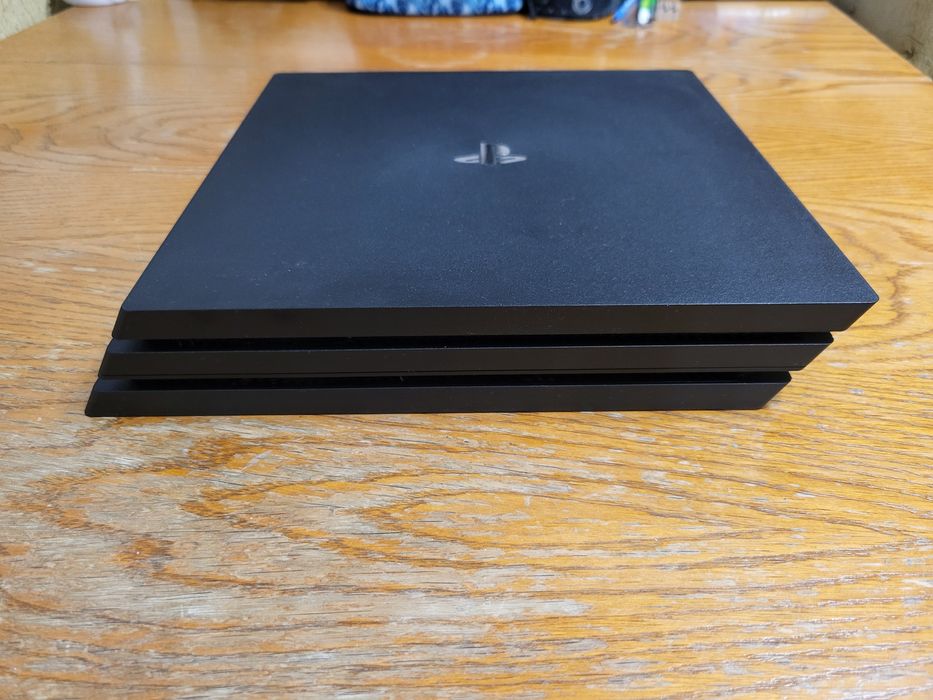 PLAYSTATION 4 PRO 1 TB SSD + 1 controler + 4 jocuri