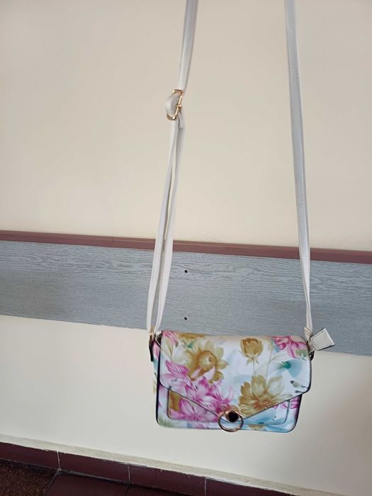 Нова дамска чанта на цветя Guess