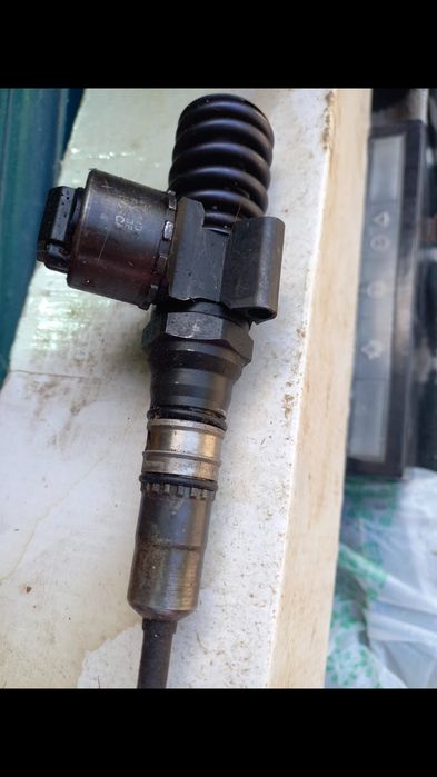 Vand un injector vw touran ,passat,seat ,skoda BKD motor 2000 diesel