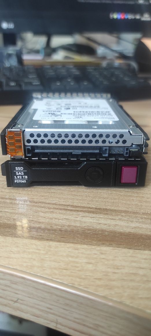 SSD SAS диск для сервера 1.92ТБ