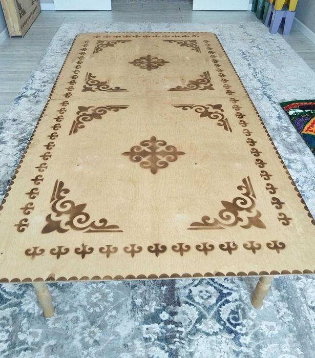 Стол сатамын. Өте әдемі.