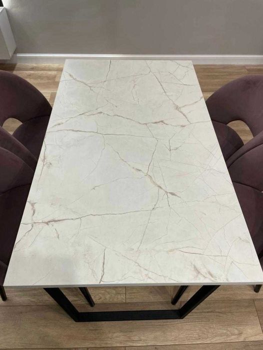 Стол обеденный, в хорошем состоянии