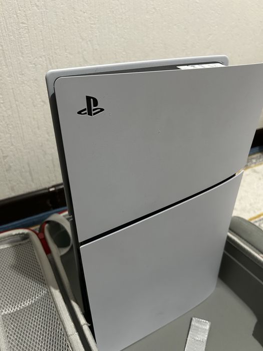 Продам PS5, почти новый играл только пару раз, 6-7 игр