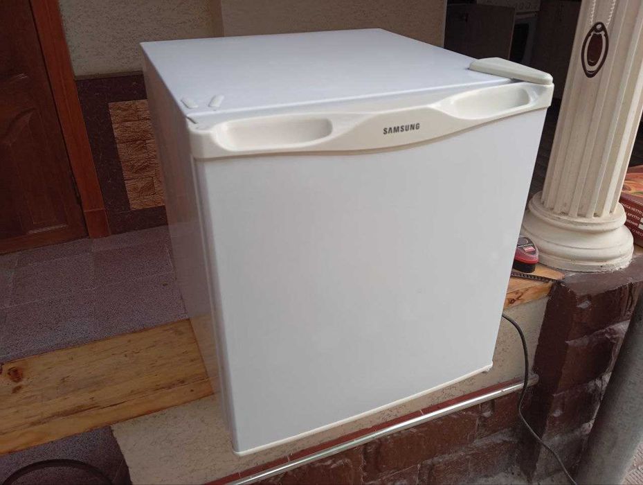 холодильник мини бар  SAMSUNG   б/у