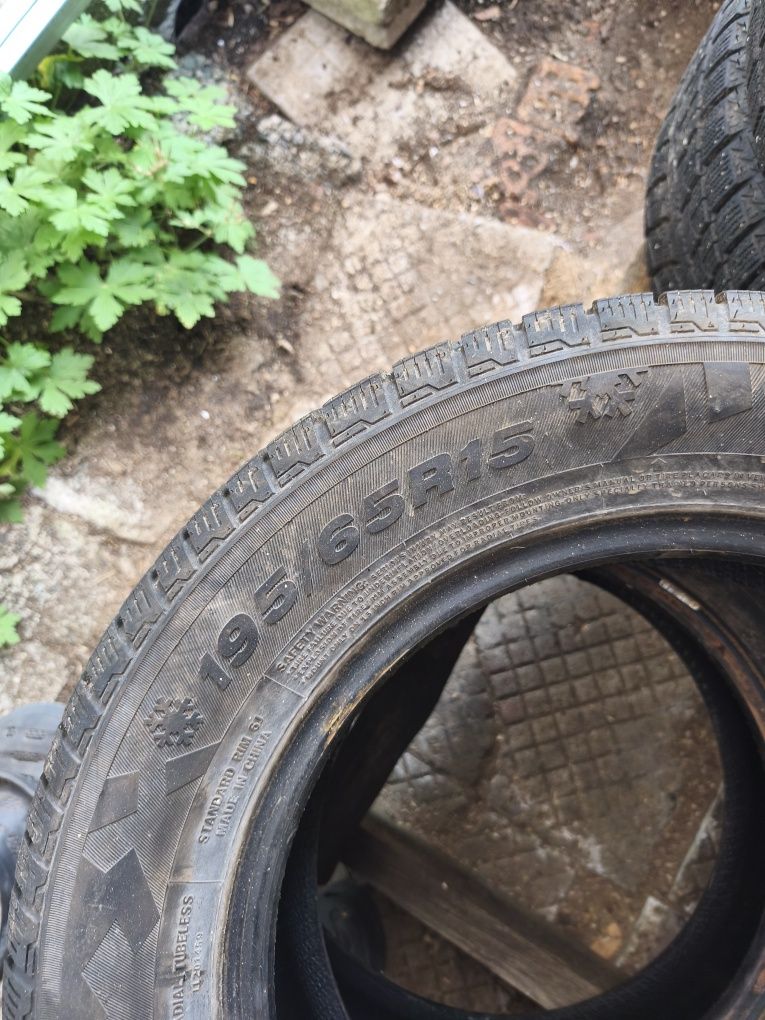 Продавам зимни гуми 195/65R15 с две джанти