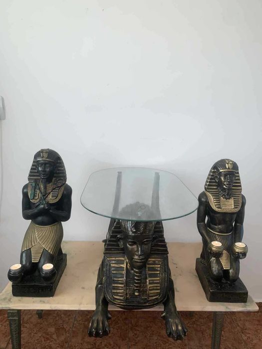 Masa cu doua statui tenta egipteana