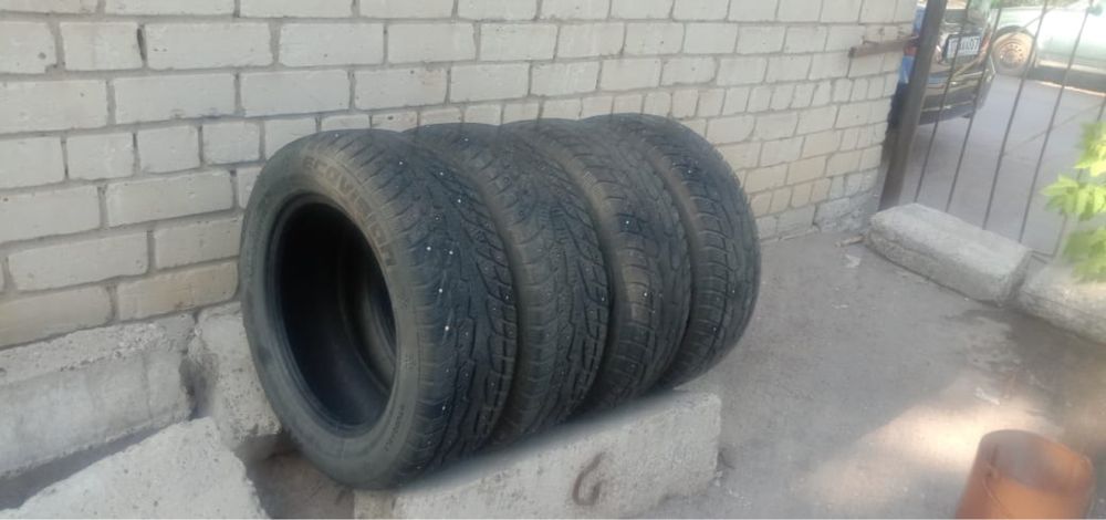 Продам зимние шиповонный шины