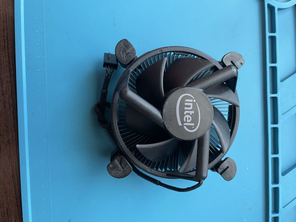 Стоков охладиител intel