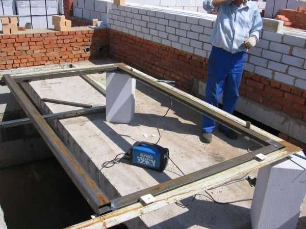 Construim Garaje Auto din structura metalica si panou sandwich izolat