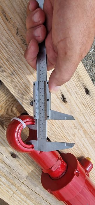 Cilindru hidraulic lungime 66 cm între gauri deschide 40 cm tija 35 mm