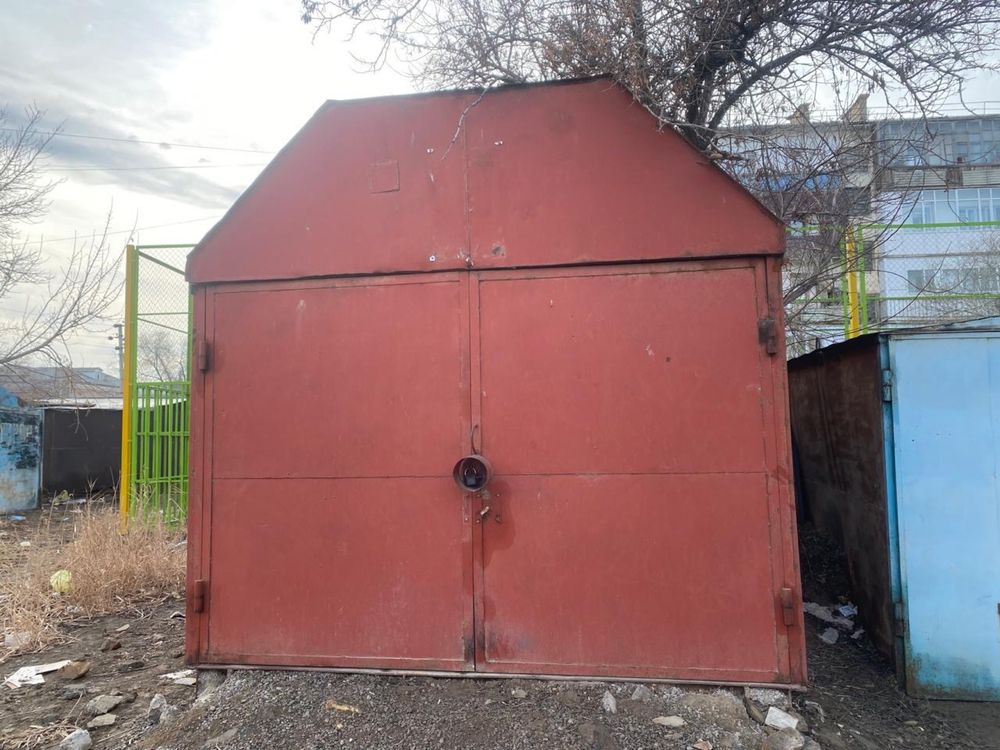 Продаётся гараж красного цвета