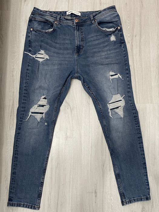 !! Blugi Bershka cu rupturi moderne !!