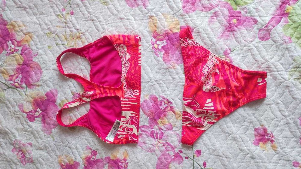 Продам 2 женских спортивных купальника