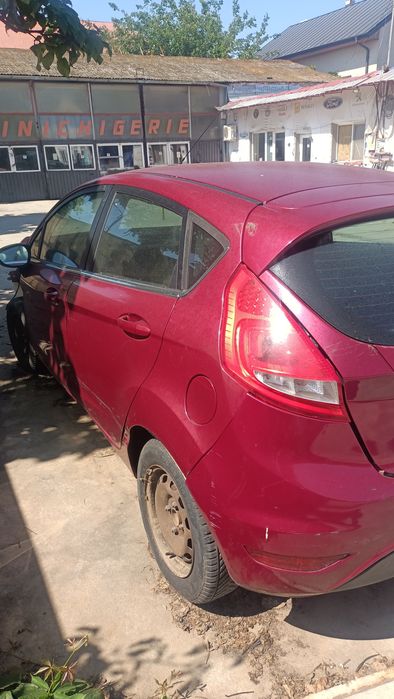 Dezmembrez Ford fiesta