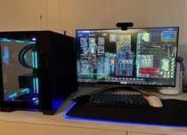 Set up de gaming cu PC monitor și periferice