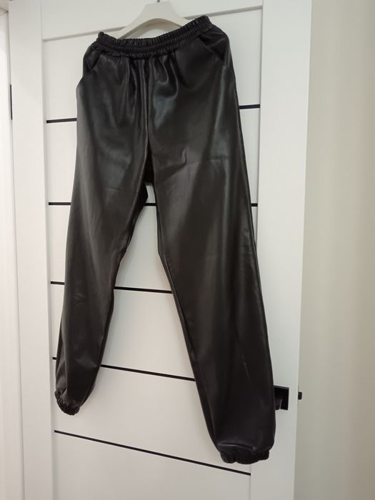Брюки кожазам 48р чёрный в отличном состоянии. Школьная, форма на дево