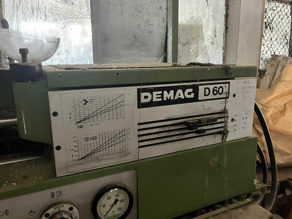Шприц машини за пластмаса 2 броя.