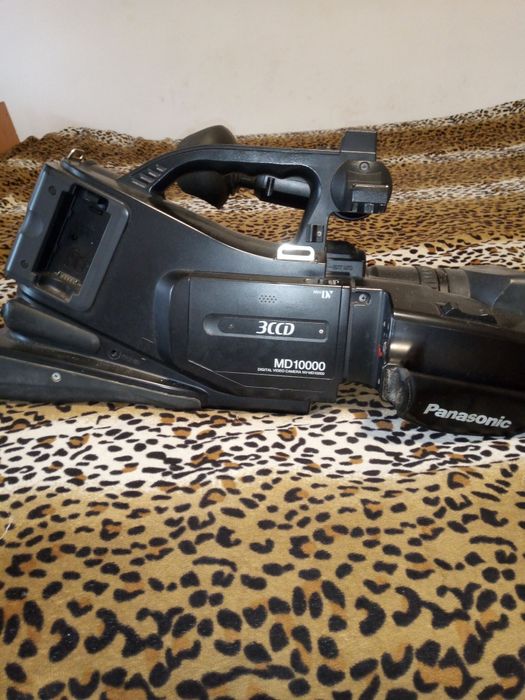 Vând camera video Panasonic MD 10000