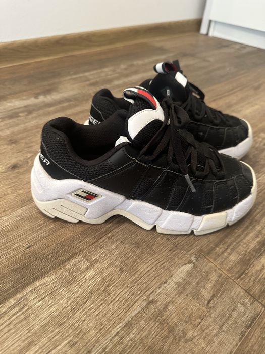 Tommy Hilfiger adidaşi