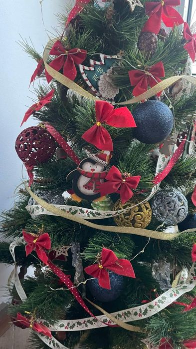 Коледна декорация и украсена коледна елха 90 см