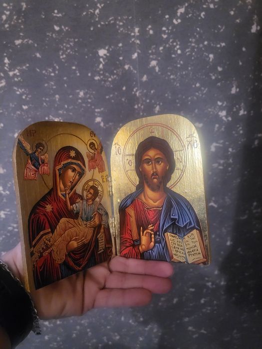 Плакет с дърворезба и две икони
