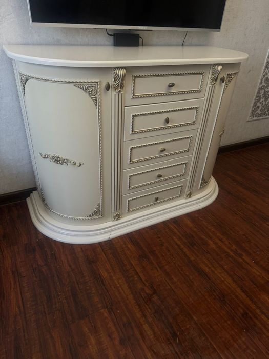 Продам тумбу под телевизор