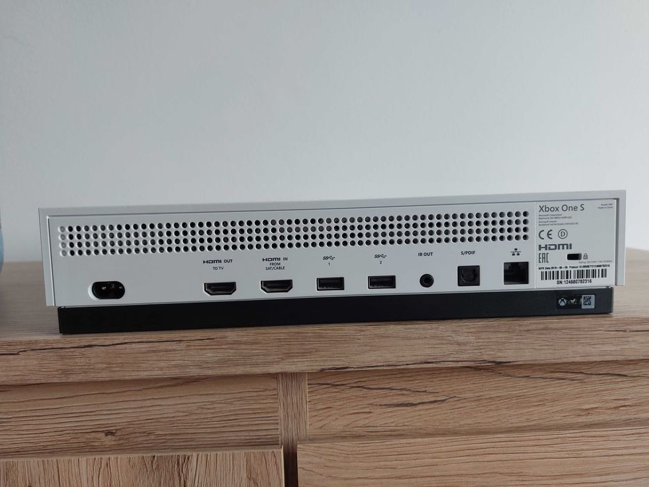 Vând consolă Xbos One S, 1TB