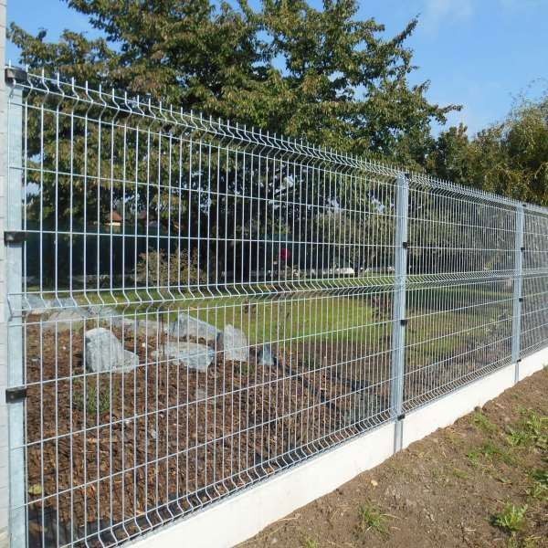 Construim garduri din plasă bordurata la oferta