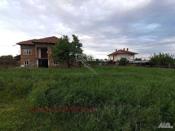 Двуетажна къща в село Джулюница - обл.Велико Търново