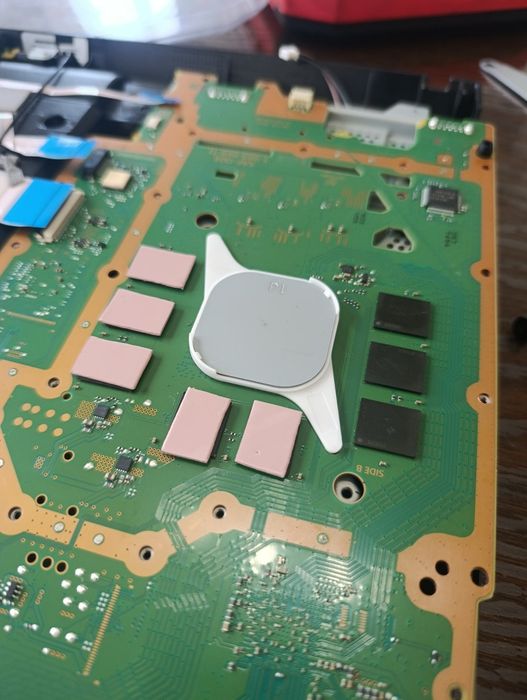 Play Station 4 Slim 1TB  и 2 контролера