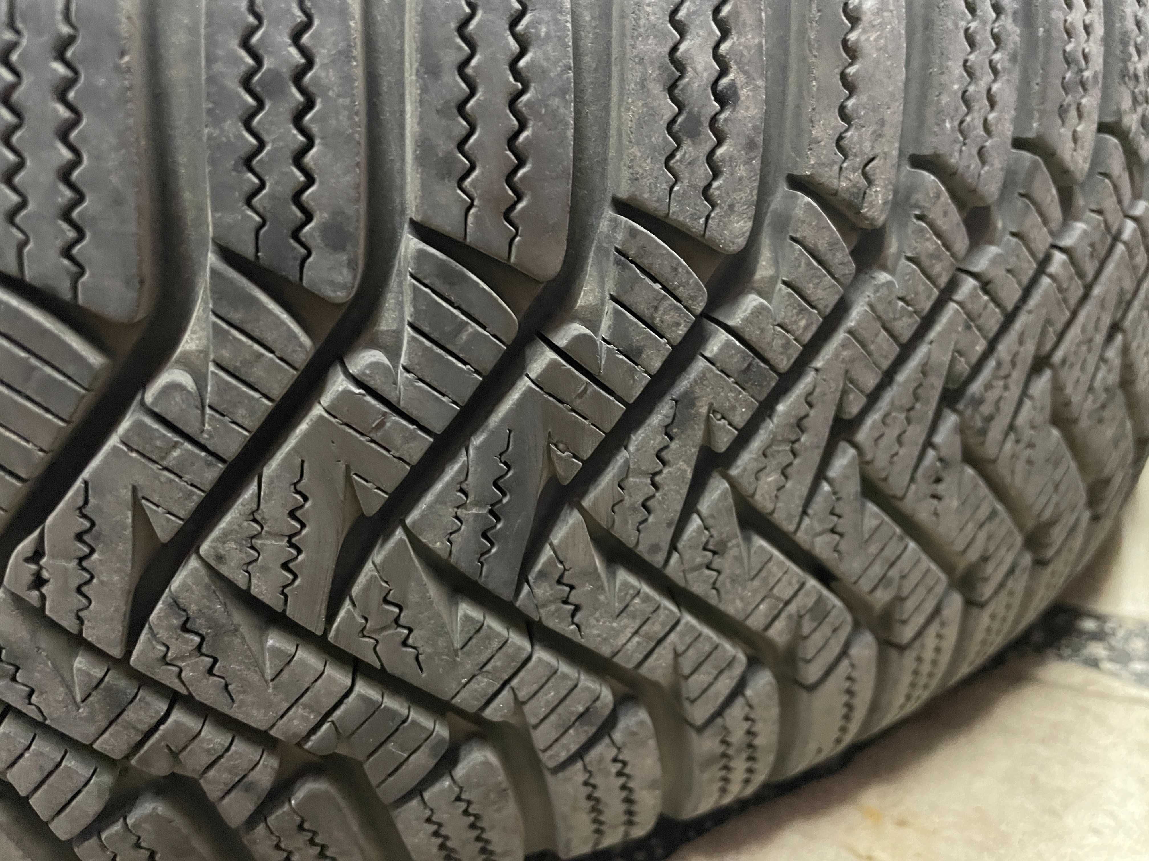 16ки 185/60R15 Оригинални джанти VW със зимни гуми Laufenn DOT 21