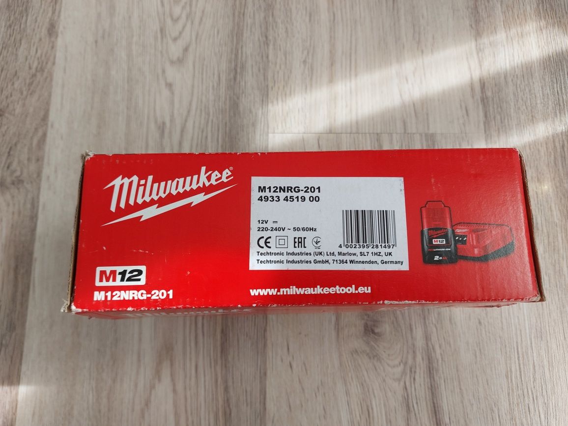 Set Încărcător milwaukee M12 și acumulator 2 amperi nou