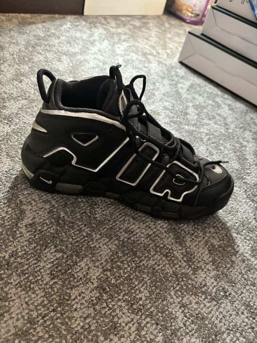 Vând nike uptempo’96 black metalic achizitionati din Buzz