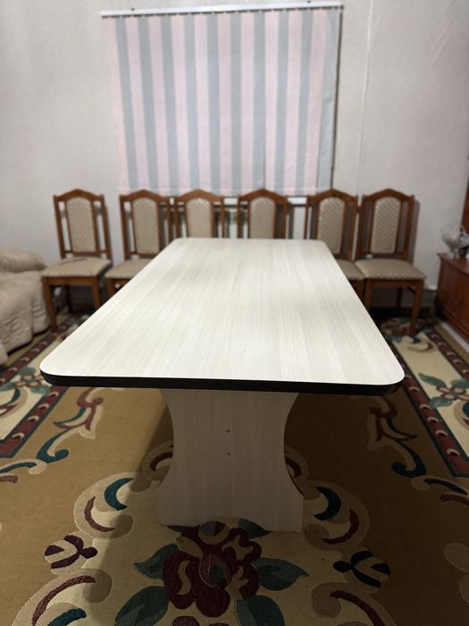 Стол без стульев