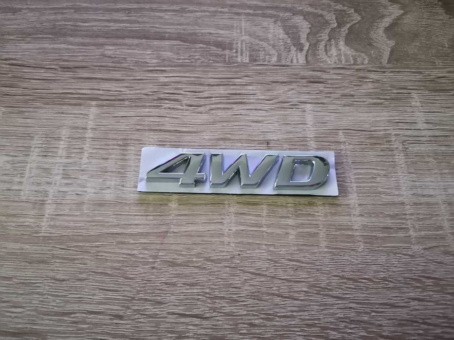 сребриста емблема Hyundai 4WD