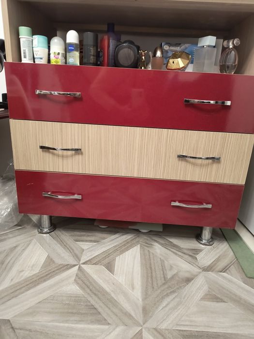 Vând comoda cu 3 sertare și dulăpior pantofi