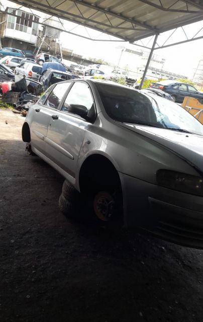 Far stanga DEFECT 2 PICIOARE RUPTE! Fiat Stilo prima generatie