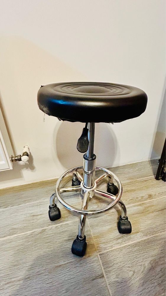 Scaun rotativ cu roți, reglabil pe înălțime – ideal salon, birou, casă