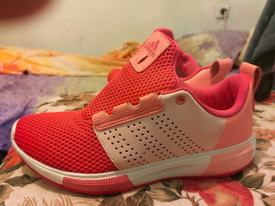 Нови оригинални и без забележки,купени от чижбна.