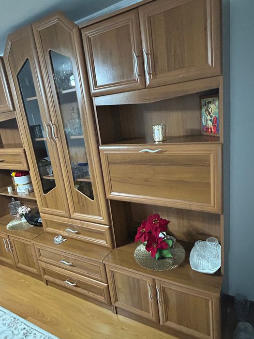 Mobilier living din lemn – vitrină elegantă