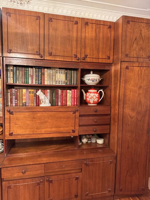 Румынская стенка в комплекте два стола.