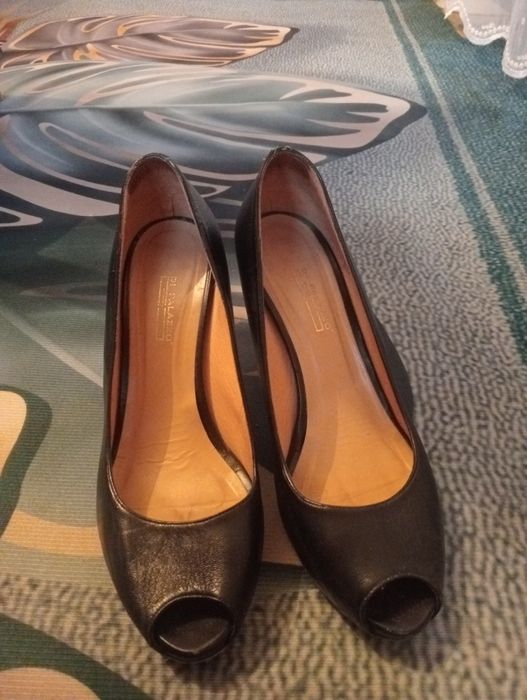 Кожаные туфли на каблуке 39-38 р.
