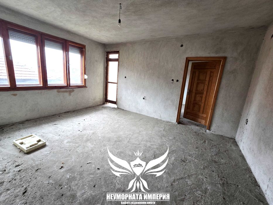 Продавам четириетажна къща РЗП 324кв с 276кв двор гр.Асеновград Изток