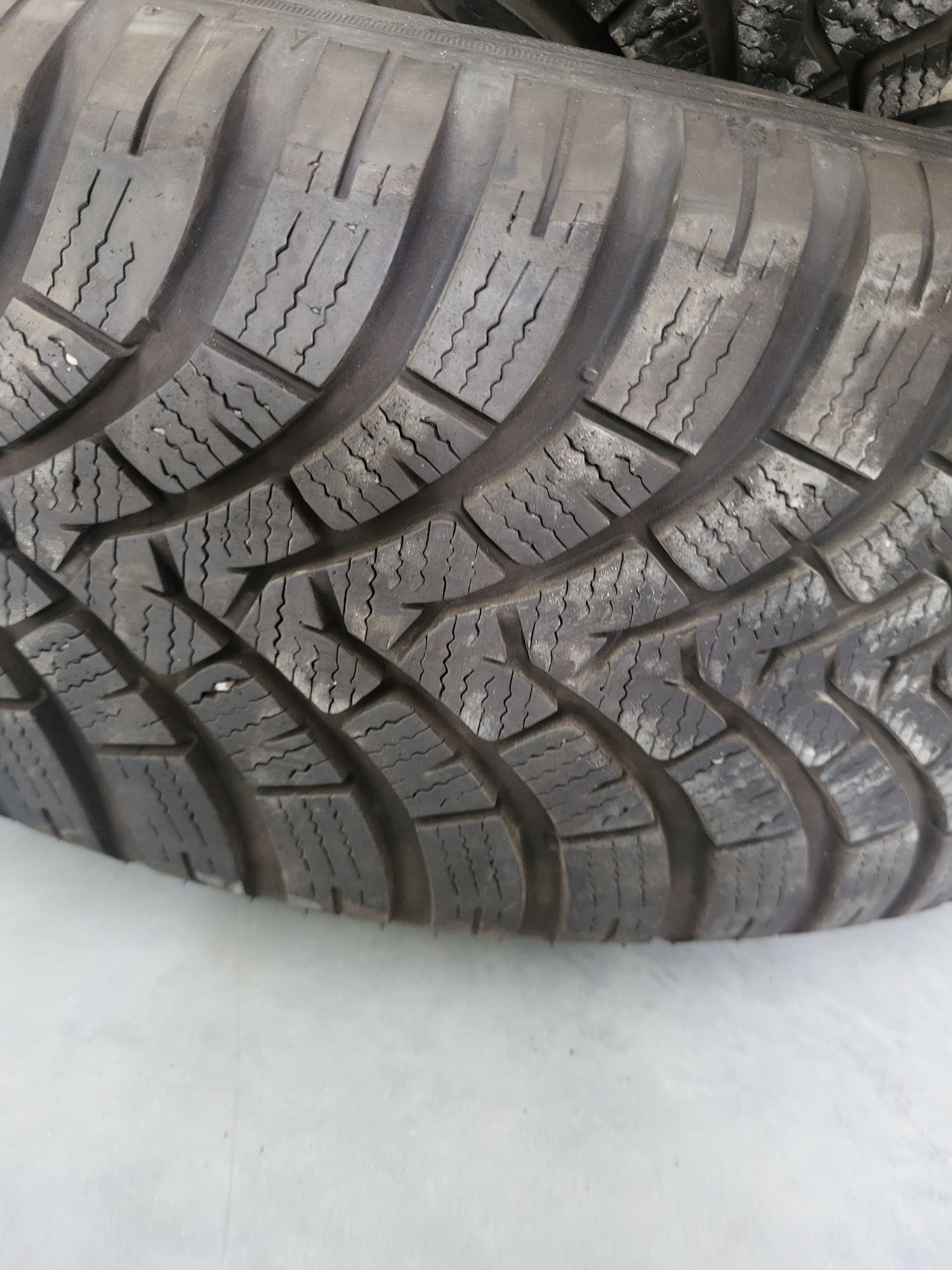 2 бр 205/60/17 Falken зимни гуми
