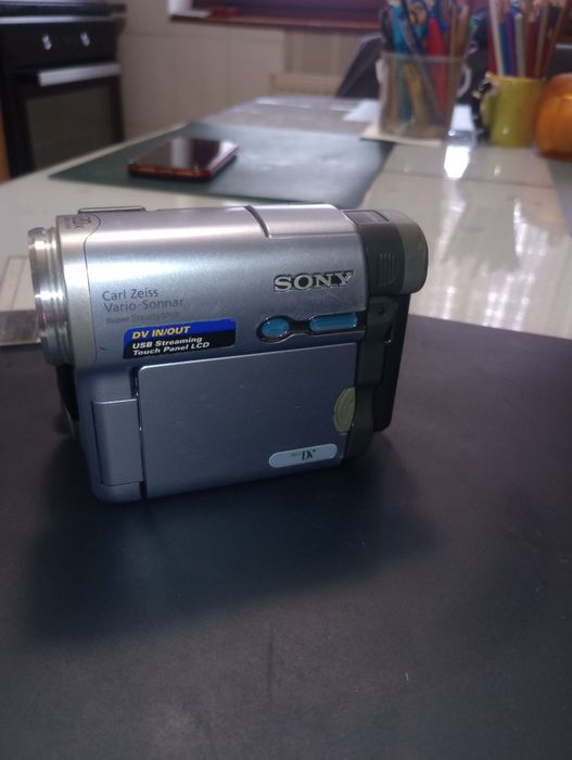 Sony HandyCam, lentilă Carl Zeiss, ecran LCD, mini DV videocam